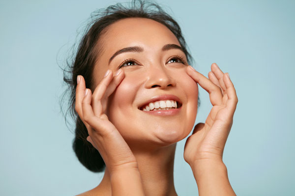 Maison du Laser - Femme qui touche son visage après l'avoir hydraté