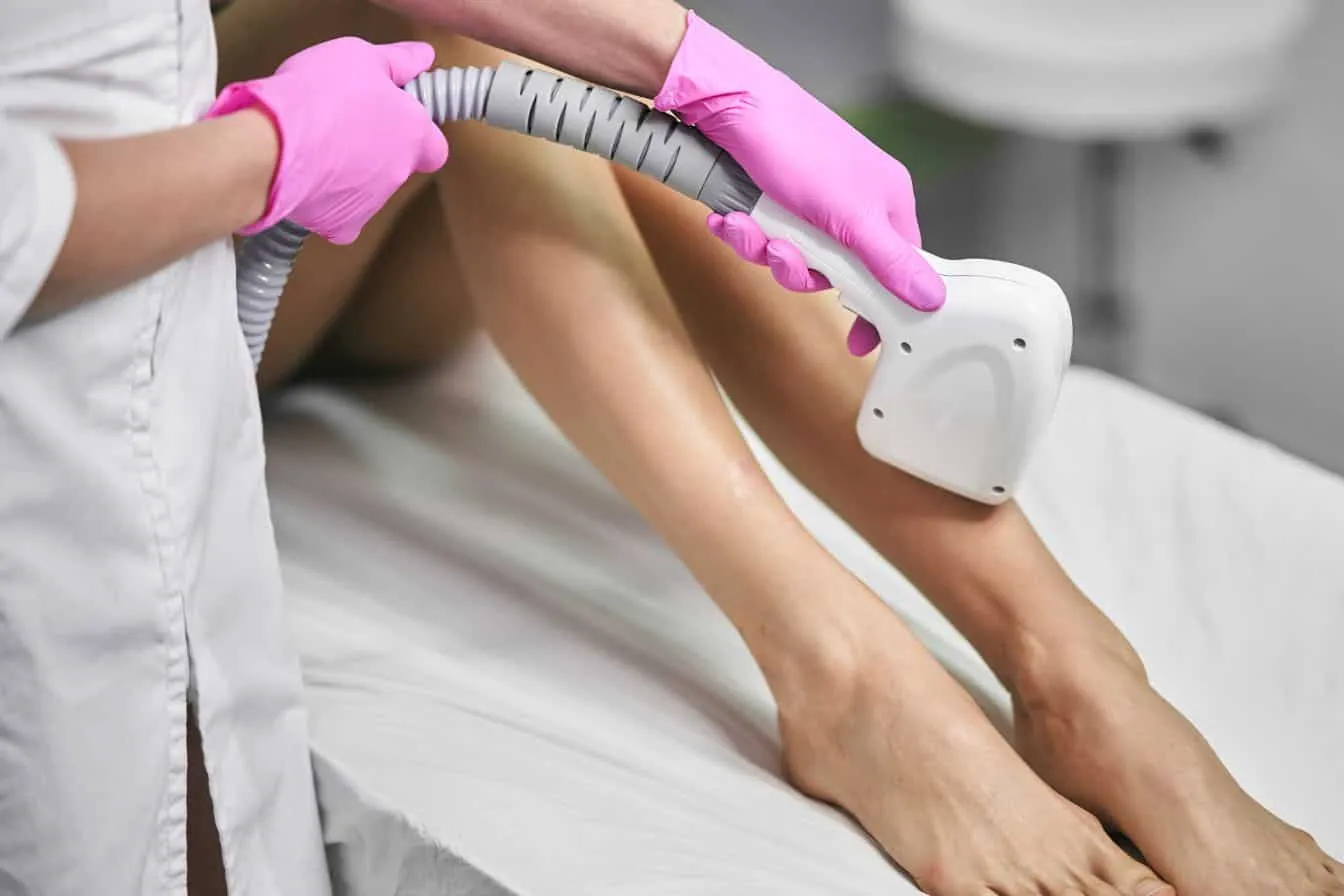 Maison du Laser - Femme se faisant épiler les jambes au laser