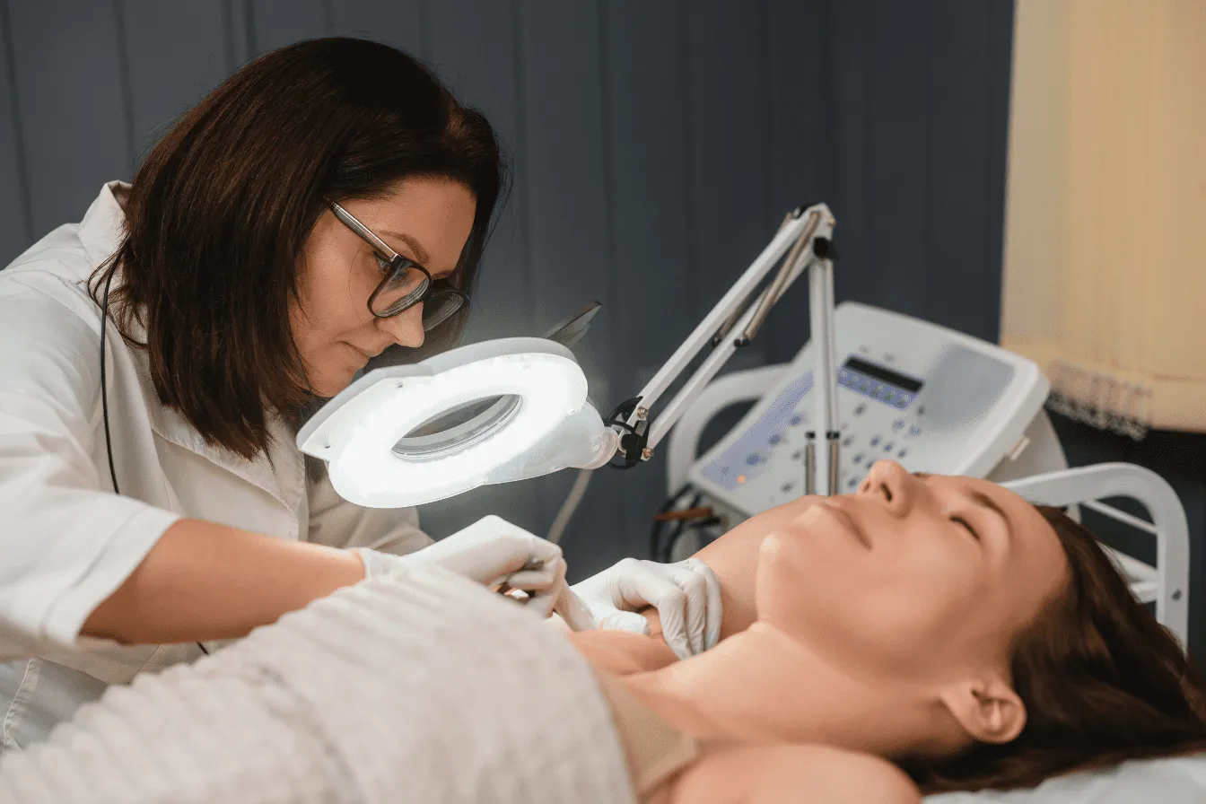 Maison du Laser - Épilation laser - Femme se faisant épiler les aisselles à l'électrolyse